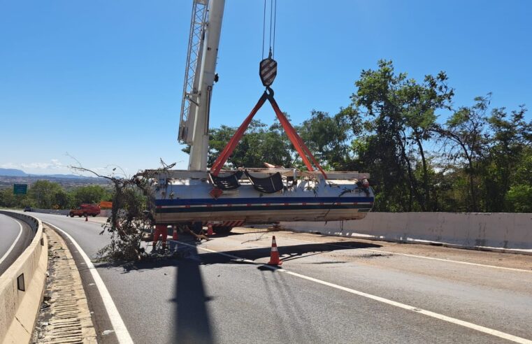 BR-135 | Corpo de Bombeiros atua na remoção de tanque após acidente