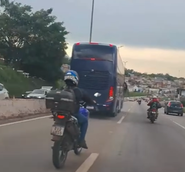 ACIDENTE NO ANEL RODOVIÁRIO | Ônibus perde freios e atinge 15 carros; motorista relata momento de desespero