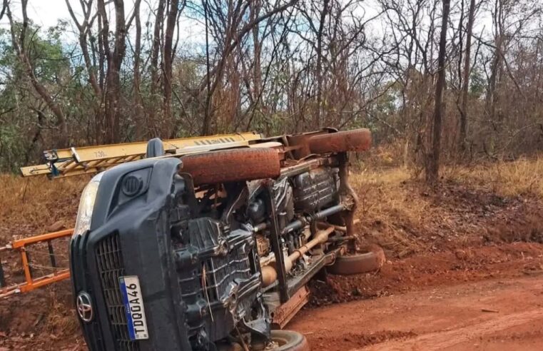 Veículo da Cemig tomba em estrada rural durante deslocamento para atendimento