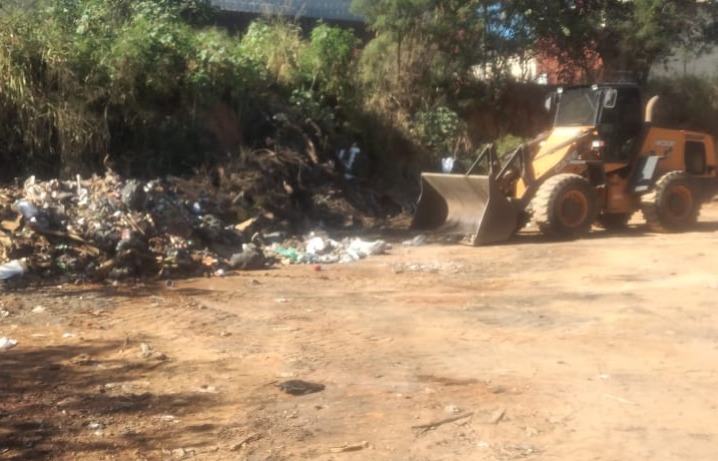 LIMPANDO A BARRA | Prefeitura recolhe toneladas de resíduos descartados de forma irregular na Vila Regina e no bairro Santo Antônio