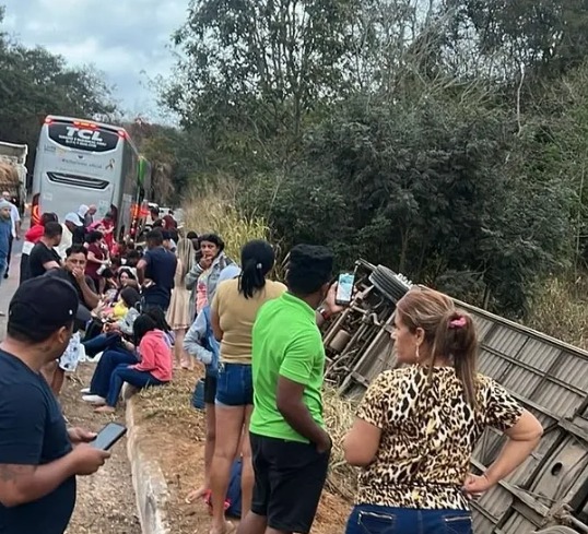 Acidente na BR-251 em Salinas mobiliza equipes do SAMU e Corpo de Bombeiros: ônibus tombado deixa vários feridos
