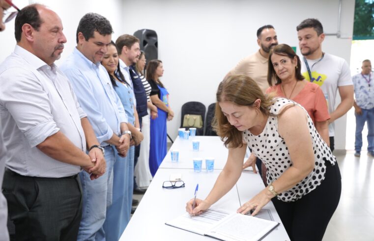 Prefeito dá posse a novos conselheiros da educação e alimentação escolar