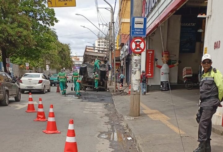 TAPA-BURACOS NO CENTRO Z Ruas da região central ganham mais trafegabilidade para motoristas, motociclistas, ciclistas e pedestres