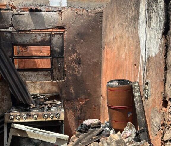 Incêndio destrói cozinha de residência em Montes Claros