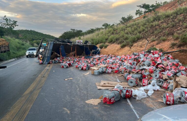 Carreta carregada com bolas de arame tomba e deixa motorista ferido na BR-251, em Francisco Sá