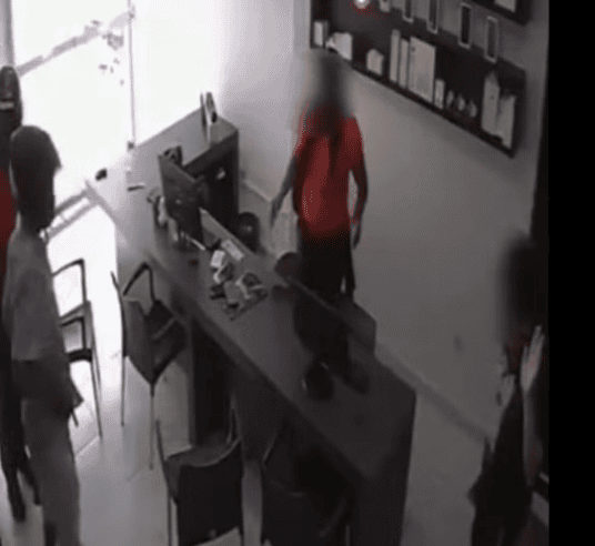 Polícia procura suspeitos de roubo a loja de celulares em Montes Claros