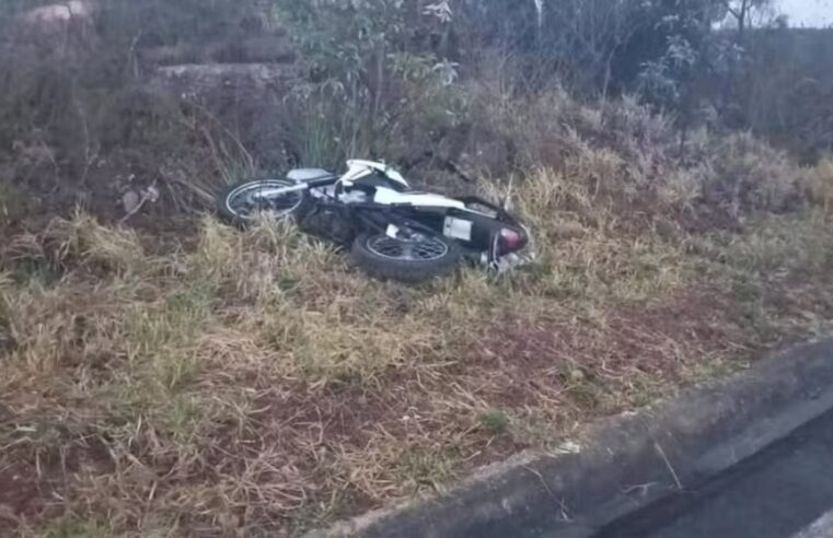 Motociclista de 63 anos morre após sair da pista e bater em pedra na MG-308
