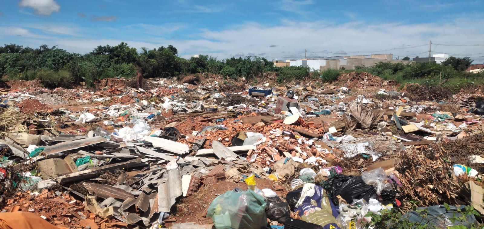 DESTINO CERTO: Prefeitura recolhe toneladas de resíduos no CASCO do bairro Acácias