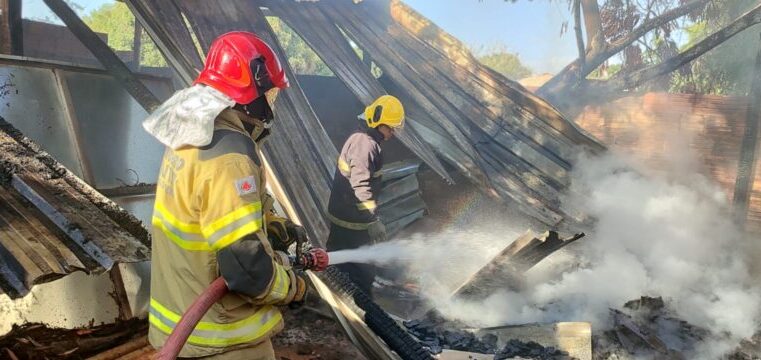 JANAÚBA | Incêndio em depósito de materiais causa destruição e alerta para riscos na estiagem