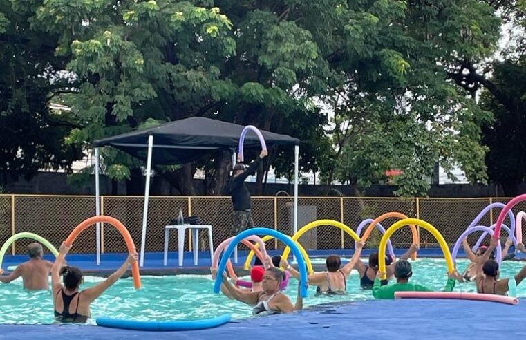 Prefeitura coloca idosos para nadar na Praça de Esportes