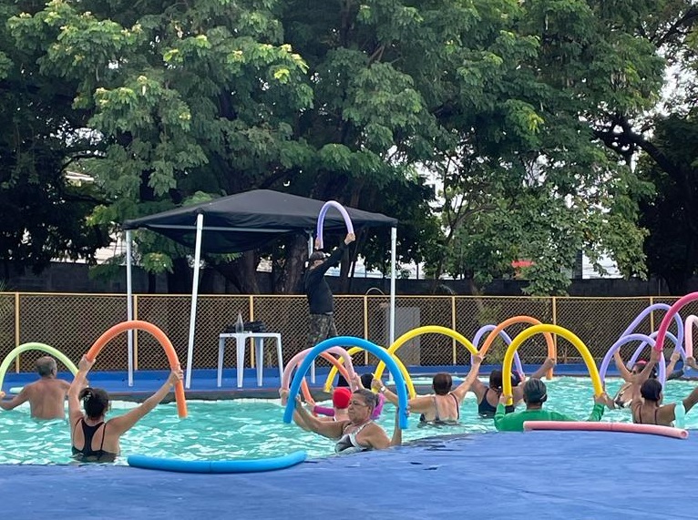 Prefeitura coloca idosos para nadar na Praça de Esportes