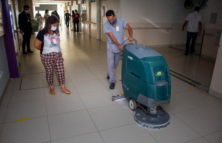 Santa Casa Montes Claros utiliza tecnologia para limpeza de pisos