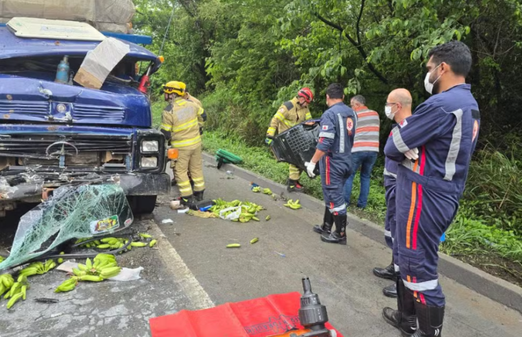 Acidente entre três veículos interditados parcialmente à BR-251 em Francisco Sá