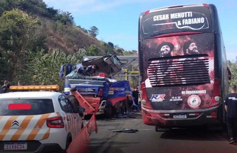 Ônibus de César Menotti e Fabiano é envolvido em acidente na BR-262