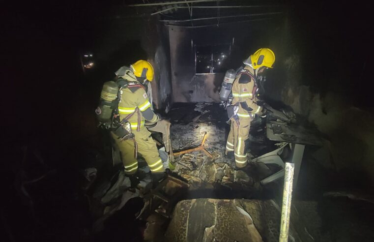 Corpo de Bombeiros combate incêndio em casa de dois andares em Montes Claros