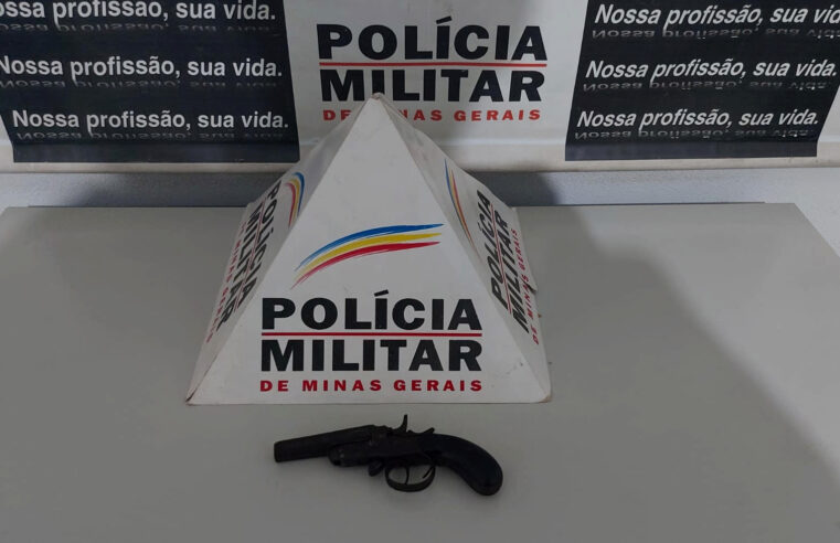 Homem é preso após a PM receber denúncia de que ele estaria armado em um bar