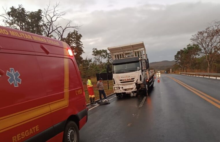 Motociclista é atropelado por caminhão na BR-135, em Bocaiúva