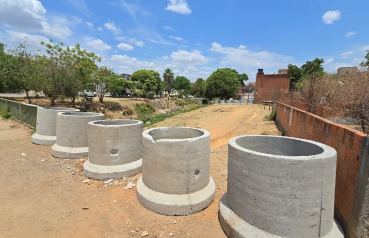 LIMPEZA PESADA | Equipes da Prefeitura intensificam limpeza das margens do Córrego do Cintra e reforçam ações preventivas em Montes Claros