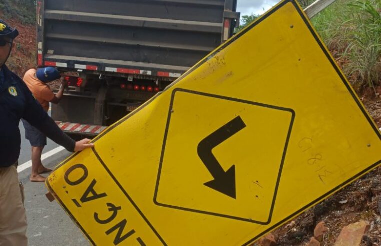 PRF flagra homem carregando placa de sinalização retirada da BR-365 em Jequitaí