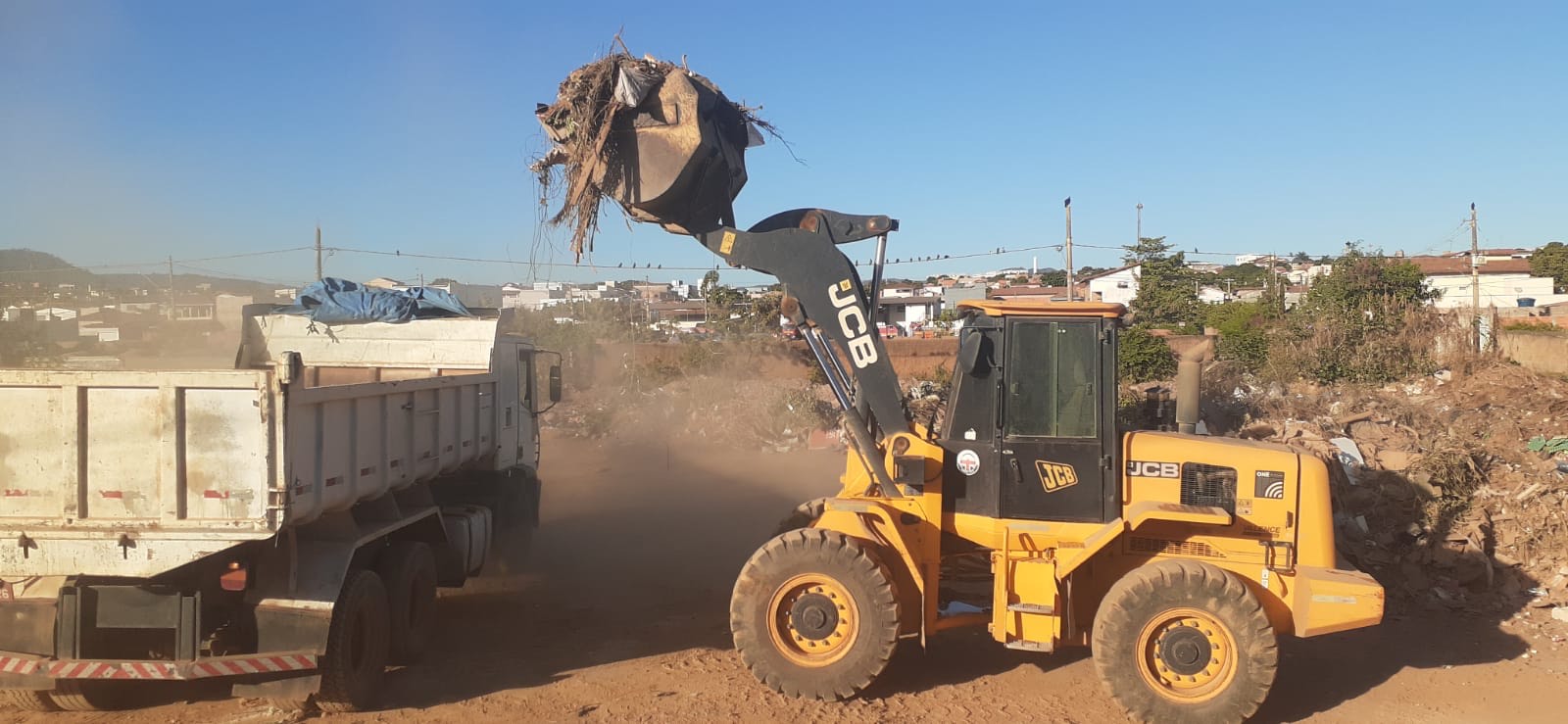 LIMPEZA PESADA | Prefeitura intensifica coleta de descartes irregulares por toda a cidade