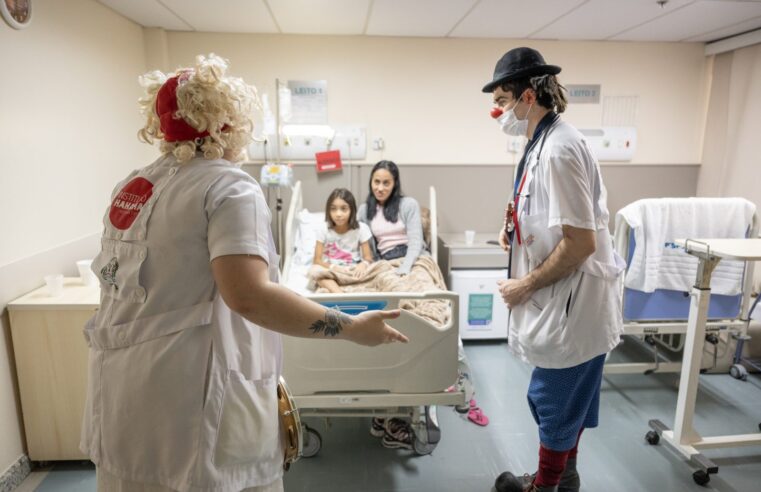 Palhaços levam alegria a hospitais, escolas e instituições de acolhimento