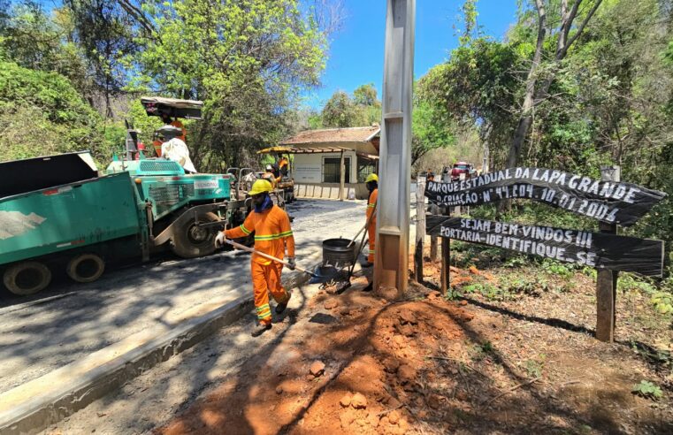 Obras de pavimentação avançam no acesso ao Parque Estadual da Lapa Grande em Montes Claros