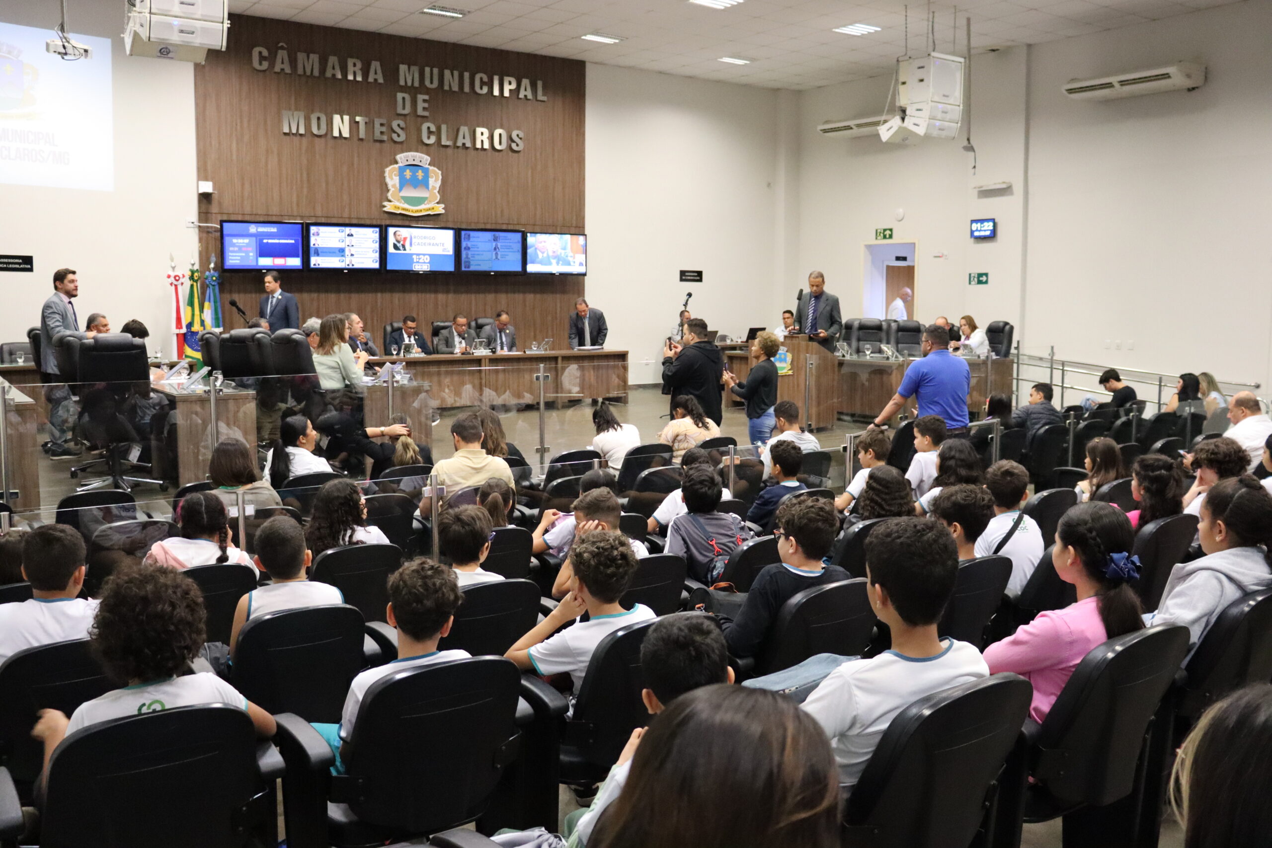 Antecipação do 13º e políticas sociais marcam sessão movimentada da Câmara Municipal de Montes Claros