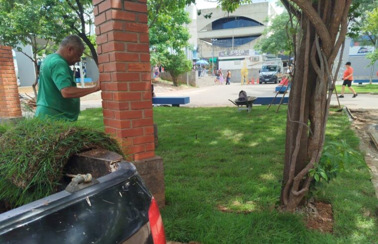 MAIS VERDE | Praça Doutor Carlos recebe melhorias e ganha novo visual no Centro de Montes Claros