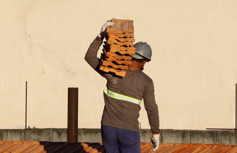 Brasil bate recorde de empregos com 102,517 milhões de trabalhadores, diz IBGE