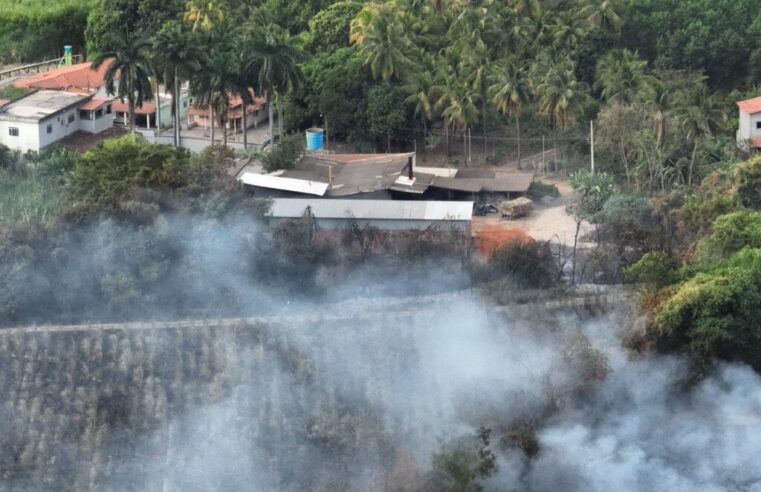 Incêndio em canavial mobiliza operação aérea e coloca residências em risco em Januária