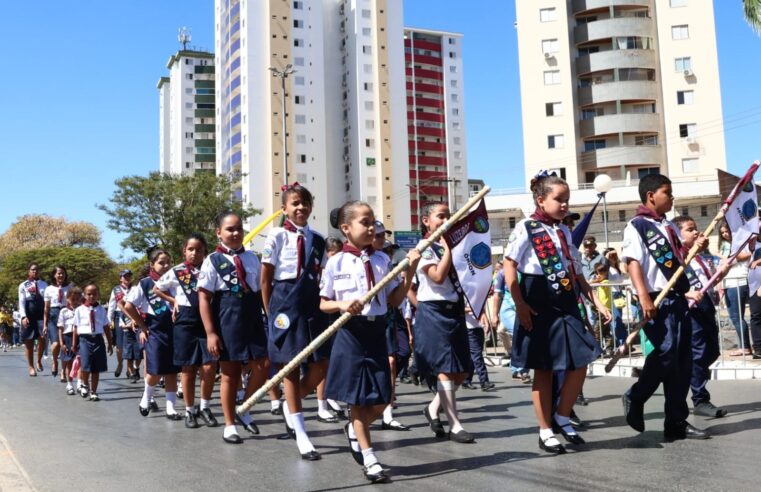 Desfile cívico-militar reúne instituições e estudantes no encerramento da Semana da Pátria