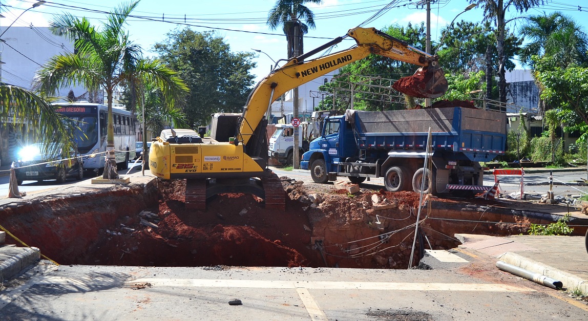 Prefeitura inicia a obra de recuperação do buraco na avenida Dulce Sarmento