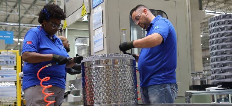 Minas gerou quase 140 mil novos empregos com carteira assinada em 2024