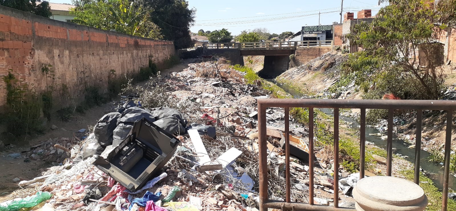 SSU recolhe enorme quantidade de lixo descartados irregularmente no bairro Cintra