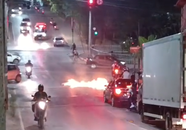 Moradores do bairro Chiquinho Guimarães protestam, após morte em confronto com a Polícia Militar