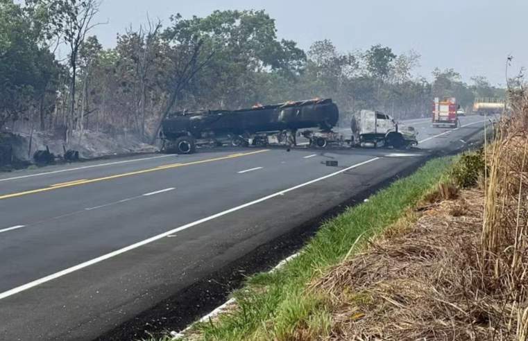 Carreta pega fogo e motorista morre ao ficar preso às ferragens na BR-135