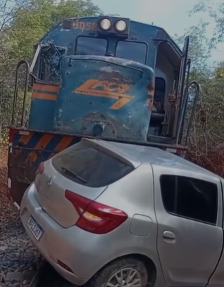 Trem colide com automóvel em passagem de nível na zona rural de Montes Claros; motorista escapa ileso
