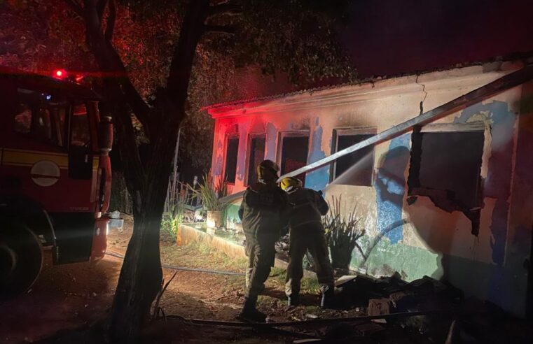 Idosa é intubada após sofrer queimaduras em incêndio