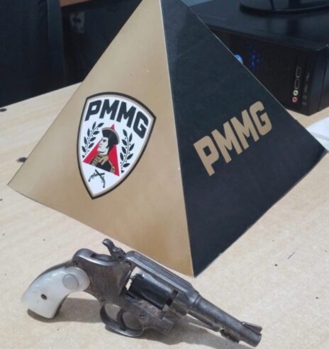 CURVELO | PMMG prende dois autores por tráfico de drogas e apreende entorpecentes, dinheiro e motocicleta