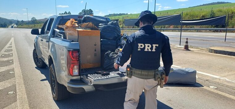 BURITIZEIRO | PRF flagra uso de veículo da Prefeitura para transporte ilegal de mercadorias