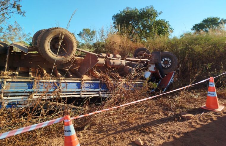 CB de Unaí atende grave acidente de capotamento de caminhão no município de Arinos