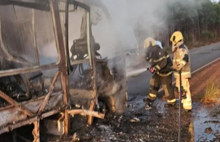 Micro-ônibus de time amador pega fogo no Vale do Jequitinhonha e mobiliza bombeiros
