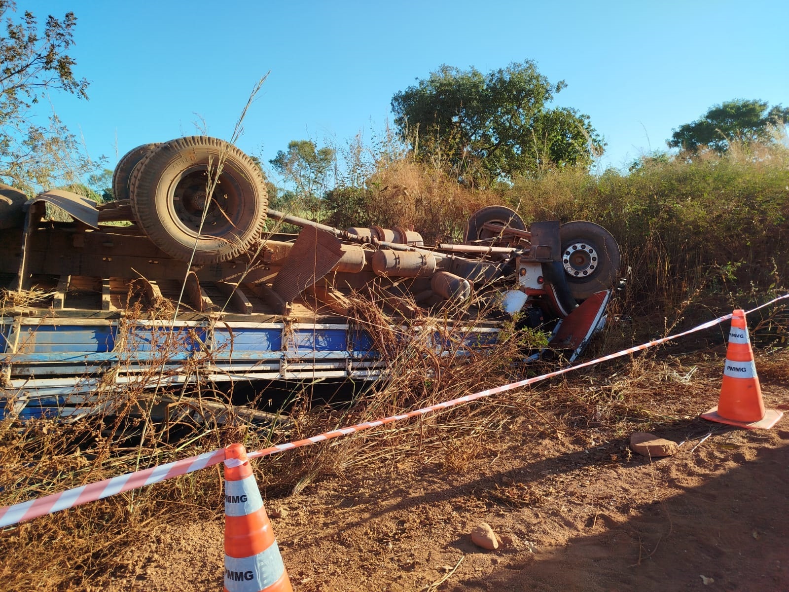 CB de Unaí atende grave acidente de capotamento de caminhão no município de Arinos