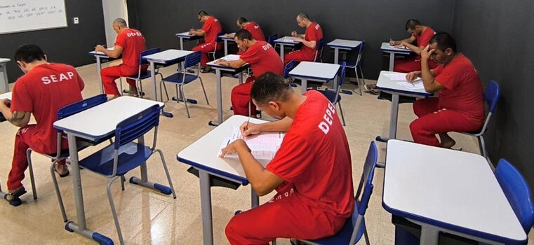 Treze mil detentos e 164 adolescentes participam de exame nacional de certificação de ensino