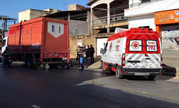 Jovem fica ferido após colisão entre moto e caminhão em Montes Claros