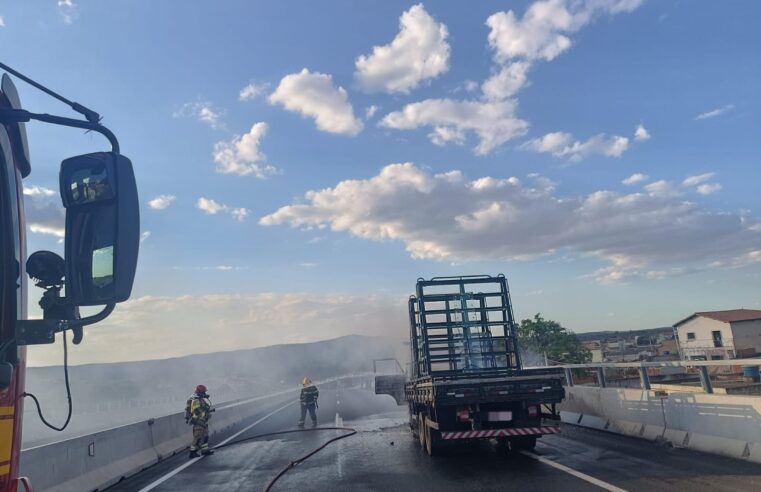 Caminhão carregado com vidros pega fogo na MGC-135, em Bocaiúva