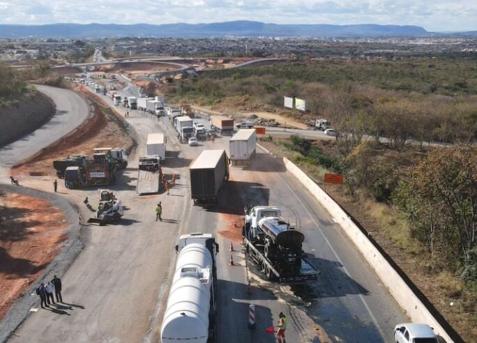 MONTES CLAROS | Acidente com quatro veículos deixa feridos e gera engavetamento na BR-135