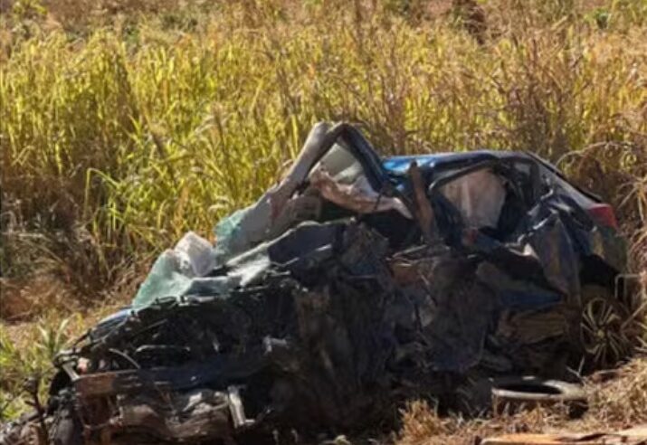 Acidente entre dois carros deixa dois mortos e cinco feridos na BR-135; duas crianças foram socorridas