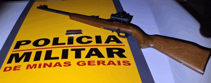 Motorista com sinais de embriaguez é preso com rifle em carro onde estavam esposa e recém-nascido
