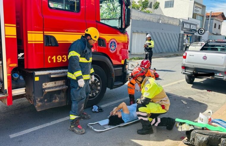 Motociclista fica presa sob carro após colisão no bairro Melo, em Montes Claros